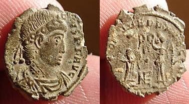 Arles RIC VIII 76 var Constantius II AE4
